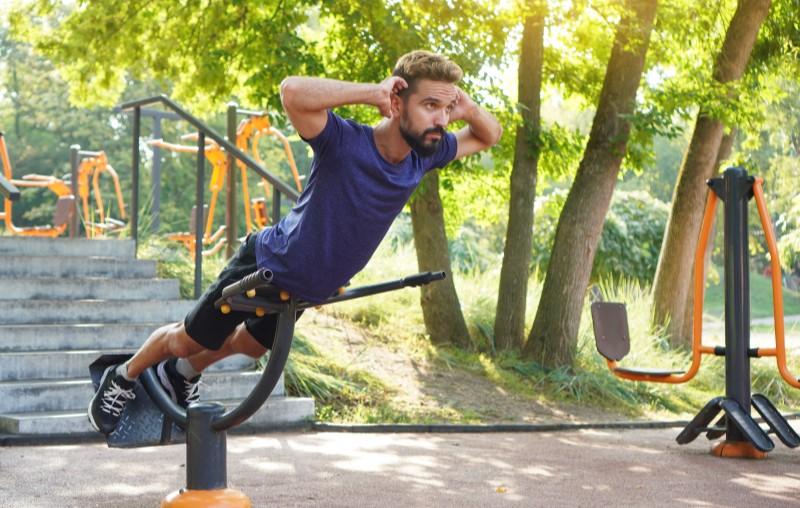 Como usar as áreas comuns do condomínio | Foto de um homem se exercitando em academia externa | Estilo de Vida | Blog Alea