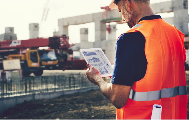Qualidade na construção | Foto de um engenheiro lendo o manual da construção | Método Construtivo | Blog Alea