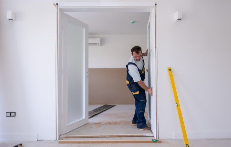 Quais são os funcionários do condomínio | Foto de um pedreiro fazendo acabamento na parede de uma casa | Estilo de Vida | Blog Alea