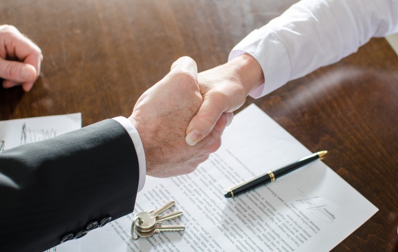 Qual é a função de uma Imobiliária | Foto de duas pessoas fechando negócio | Estilo de Vida | Blog Alea
