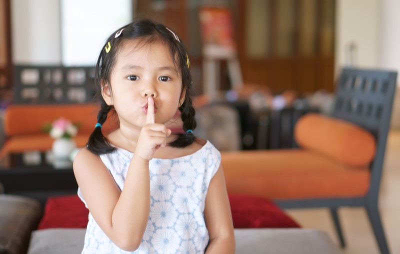 Lei do silêncio | Foto de uma menininha pedindo silêncio | Estilo de Vida | Blog Alea