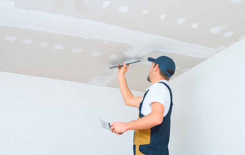 Manutenção em casa | Foto de um homem fazendo o gesso de teto | Estilo de Vida | Blog Alea
