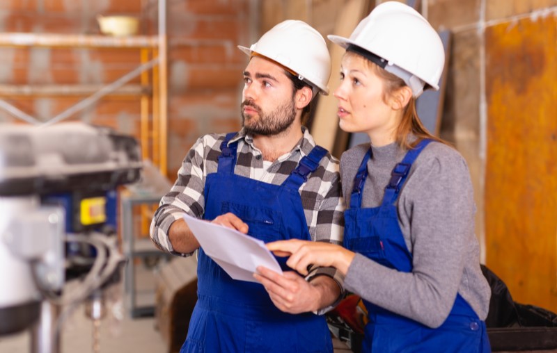 Normas construtivas | Foto de dois engenheiros em uma construção | Método construtivo | Blog Alea