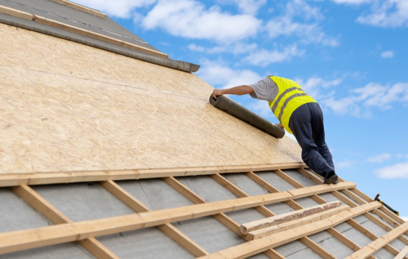 O que é wood frame | Foto de um engenheiro construindo uma casa | Método Construtivo | Blog Alea