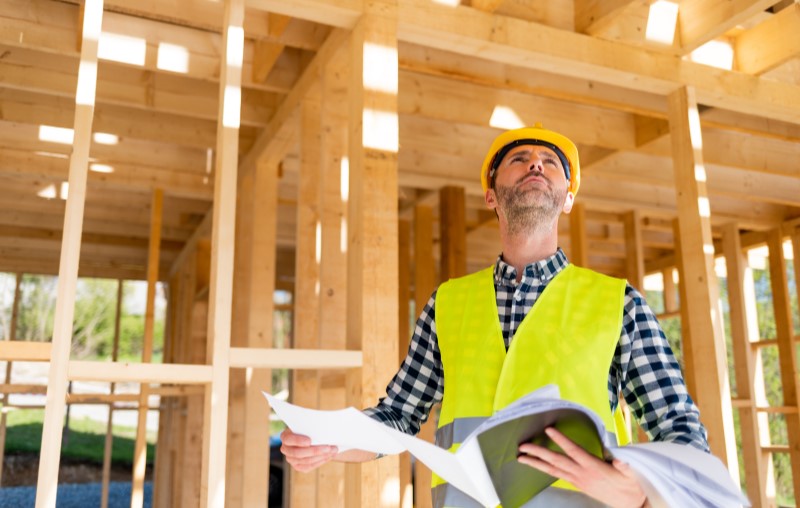 O que é wood frame | Foto de um engenheiro em uma construção | Método Construtivo | Blog Alea