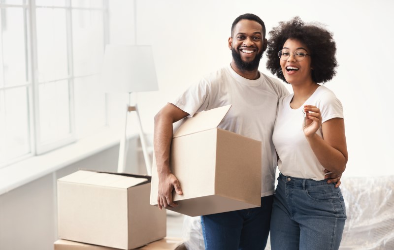 Vale a pena morar em condomínio | Foto de um casal feliz fazendo a mudança de casa | Estilo de Vida | Blog Alea