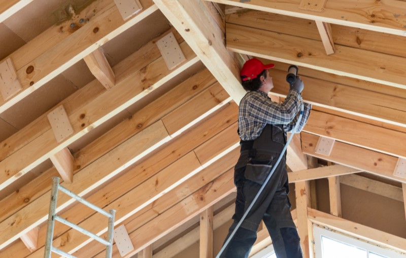 Vantagens do método construtivo | Foto de um engenheiro construindo uma casa | Método construtivo | Blog Alea