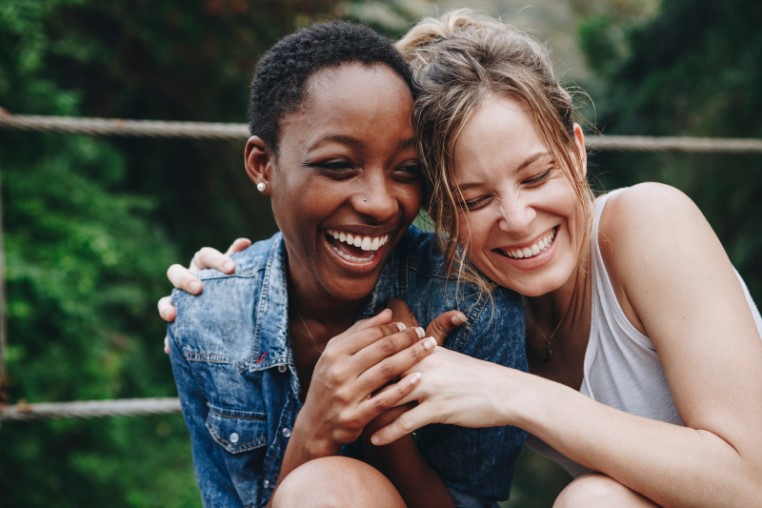 Vida em comunidade de casas | Foto de duas amigas felizes se abraçando | Estilo de Vida | Blog Alea