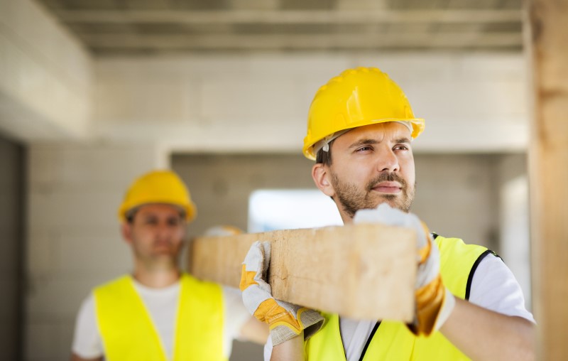 Construção wood frame | Foto de dois engenheiros na obra de uma casa | Método Construtivo | Blog Alea