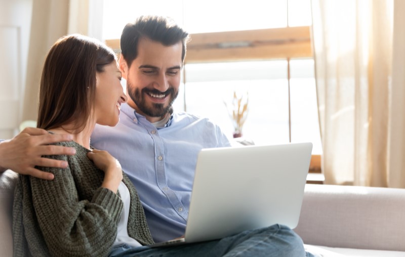 Qual é a importância de calcular do valor do condomínio | Foto de um casal pesquisando na internet | Estilo de Vida | Blog Alea