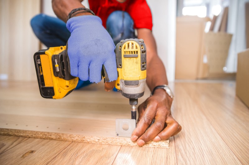 Instalações da casa pré-fabricada | Foto de um engenheiro perfurando uma placa de madeira | Estilo de vida | Blog Alea