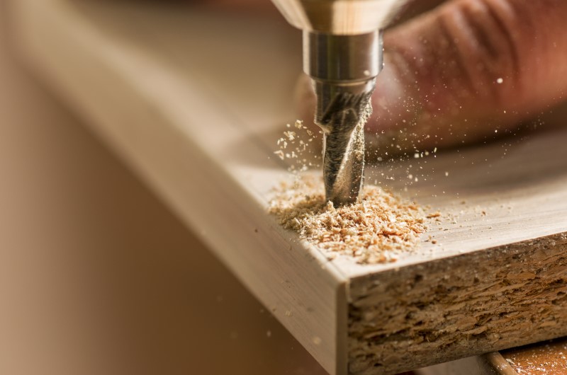 O que é wood frame | Foto de um engenheiro perfurando uma placa de madeira | Estilo de vida | Blog Alea