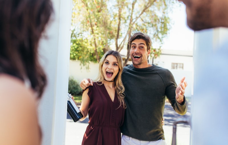 Regras área comum do condomínio | Foto de um casal visitando amigos | Estilo de Vida | Blog Alea