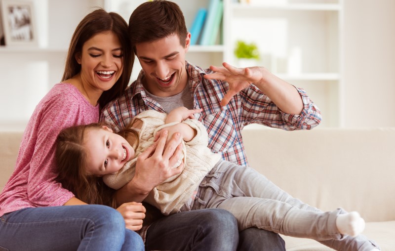 Vantagens de morar em condomínio | Foto de uma família brincando | Estilo de Vida | Blog Alea