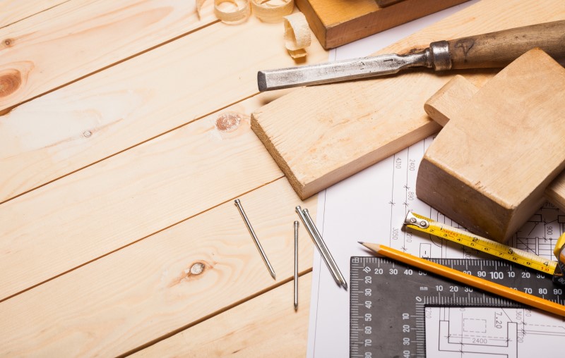 Peças de madeira sob uma mesa de madeira | Características do wood frame | Método Construtivo | Blog Alea