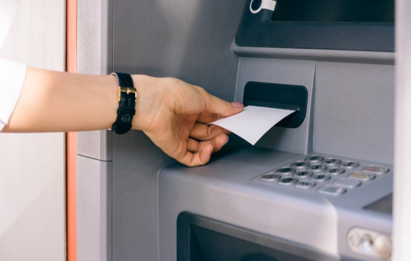 Pessoa sacando o extrato bancário | Como comprovar renda sendo autônomo | Tudo sobre Casa Verde e Amarela | Blog Alea