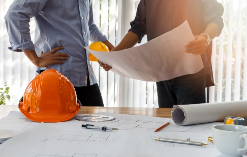 Diferença entre a construção off-site e a construção convencional | Foto de dois engenheiro falando da construção | Método Construtivo | Blog Alea