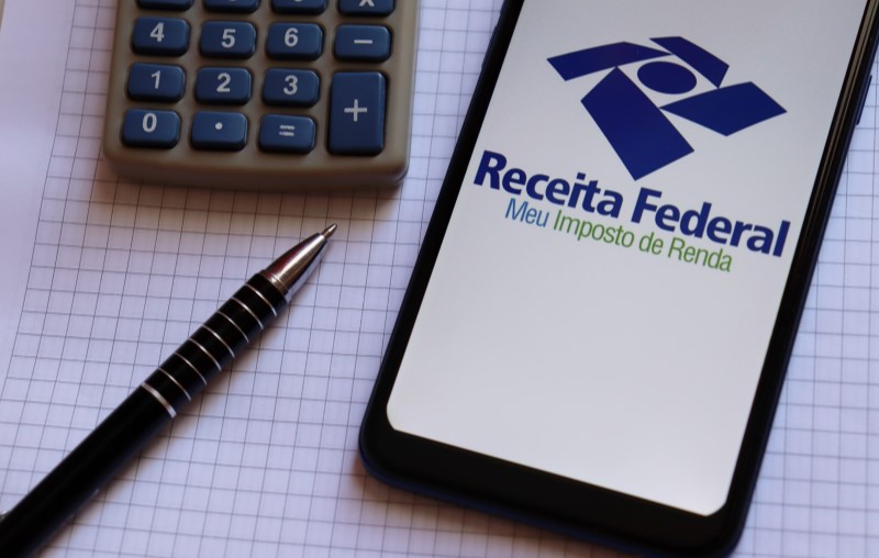 Aplicativo da Receita Federal com uma caneta, papel e calculadora | Documentos para comprovar renda no Casa Verde e Amarela | Tudo sobre Casa Verde e Amarela | Blog Alea