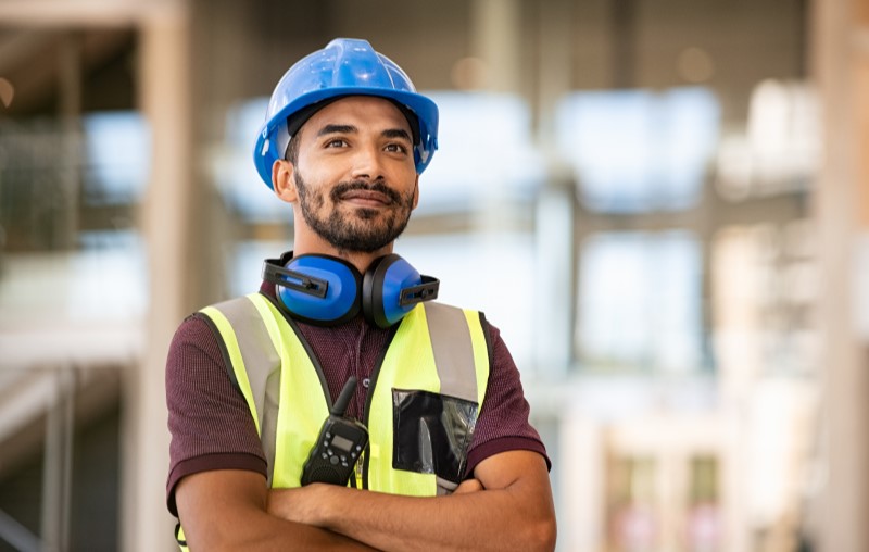 Off-site no Brasil | Foto de um homem observando uma obra | Método Construtivo | Blog Alea