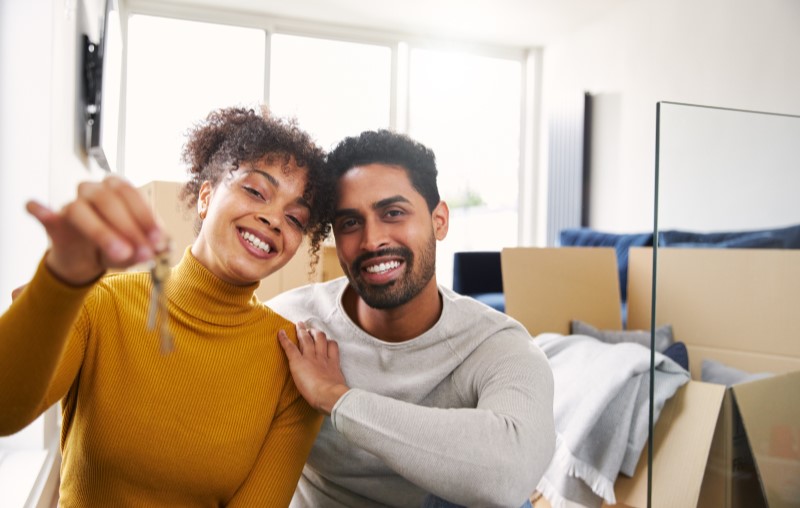 Casal sorrindo com chaves na mão | Quais são as regras para participar do Casa Verde e Amarela | Tudo sobre Casa Verde e Amarela | Blog Alea