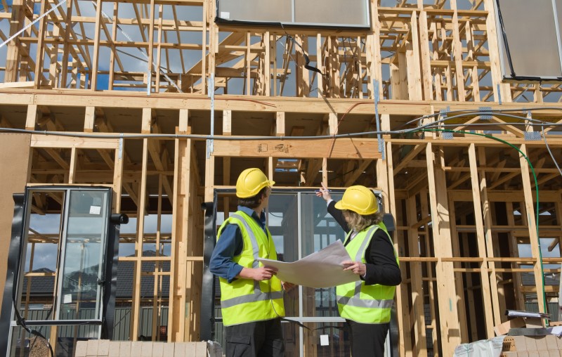 Dois engenheiros conversando sobre a obra | Construção com madeira | Método construtivo | Blog Alea