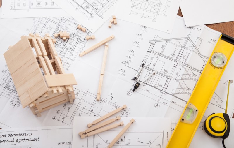 Miniatura de uma casa de madeira e planta de arquitetura | Construção de uma casa pré-fabricada | Método construtivo | Blog Alea