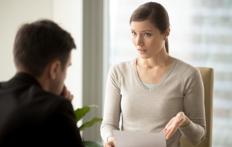 Como fazer uma denúncia na lei do silêncio | Mulher conversando com um homem | Estilo de vida | Blog Alea