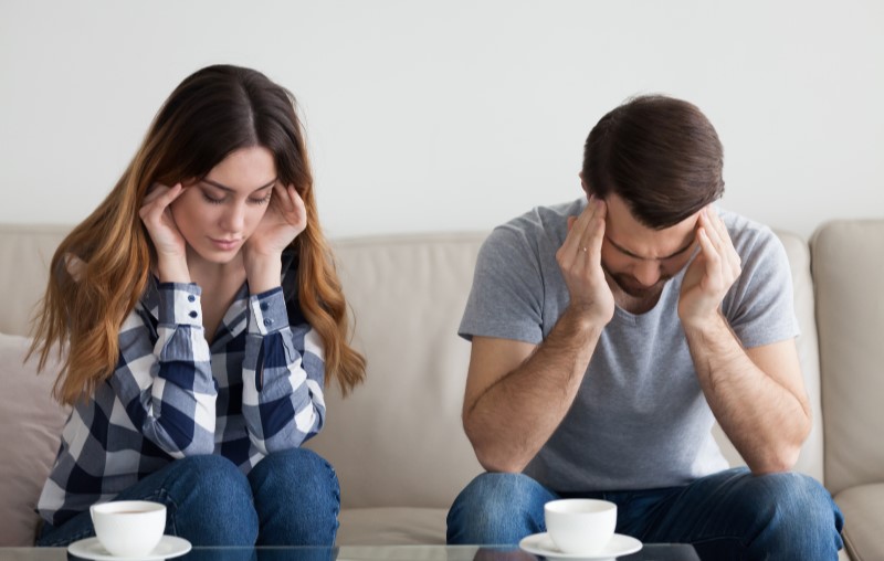 Como funciona a lei do silêncio em condomínios residenciais | Casal estressado com barulho dos vizinhos | Estilo de vida | Blog Alea