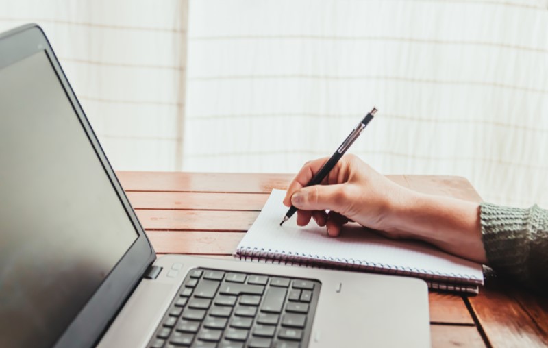 Planejamento financeiro | Uma pessoa escrevendo | Como comprar uma casa | Blog Alea