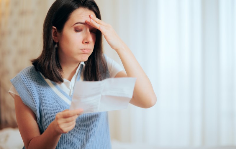 Punição na lei do silêncio | Mulher chateada após receber uma multa | Estilo de vida | Blog Alea