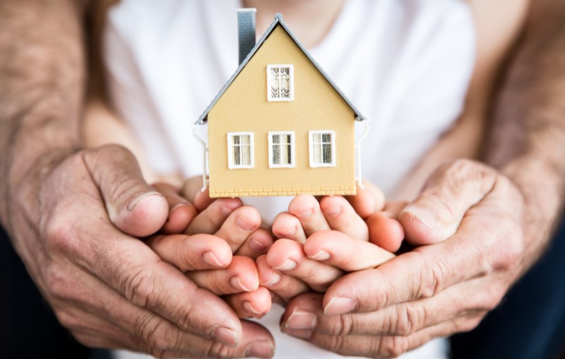 Casa Alea | Família segurando uma miniatura de casa | Método Construtivo | Blog Alea