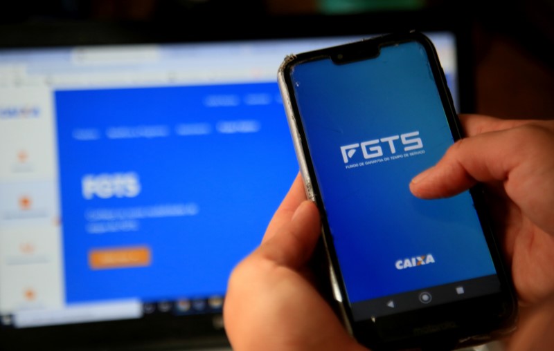 FGTS | Pessoa usando o aplicativo e site do FGTS | Blog Alea