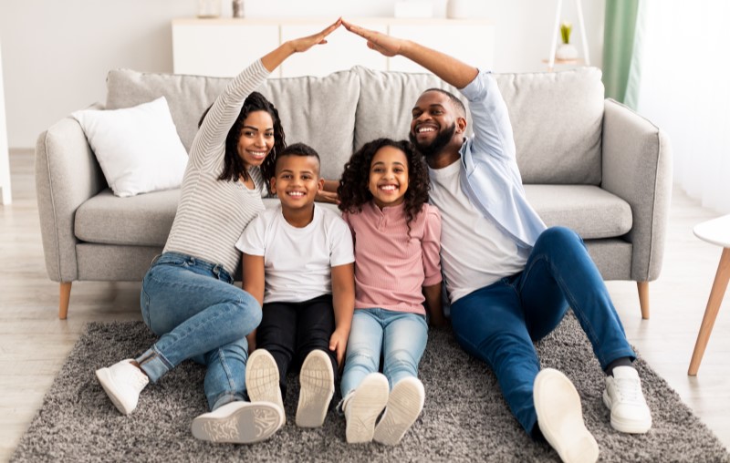 O que é o Casa Verde e Amarela | Família feliz na casa própria | Tudo sobre Casa Verde e Amarela | Blog Alea