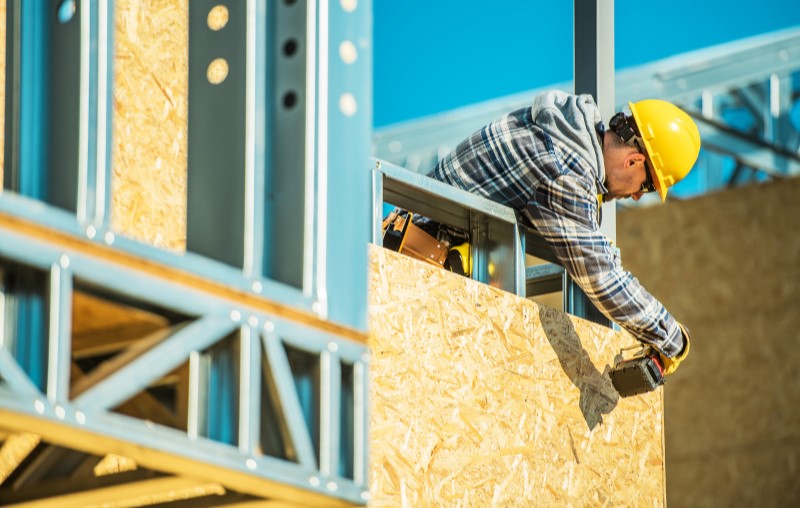 Qual é a diferença entre steel frame e wood frame | Engenheiro trabalhando com steel frame e wood frame | Método Construtivo | Blog Alea