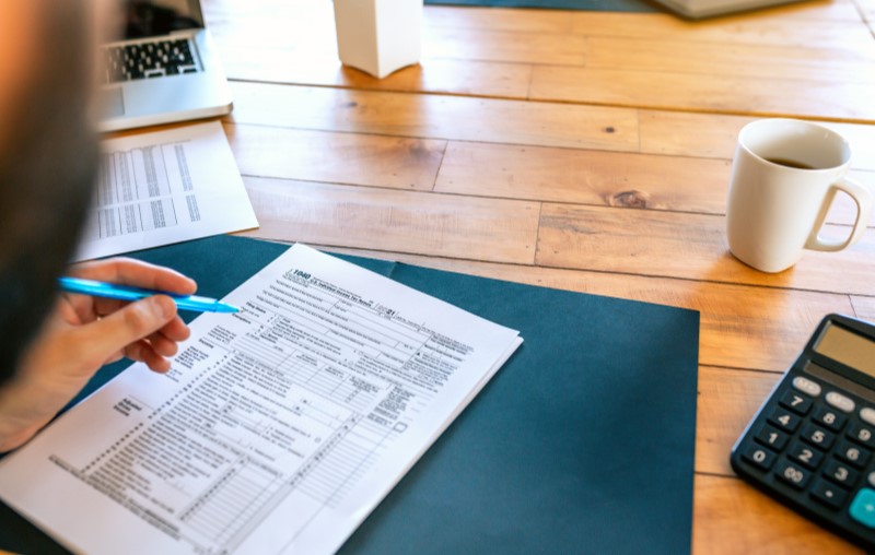 Como comprovar renda no financiamento imobiliário | Uma pessoa consultando o extrato bancário | Como comprar uma casa | Blog Alea