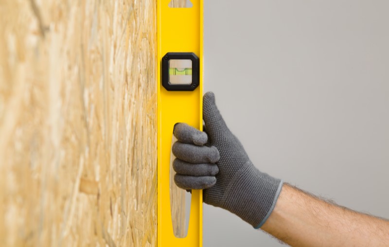 Como é feita a montagem da placa OSB | Engenheiro medindo a placa de OSB | Método Construtivo | Blog Alea