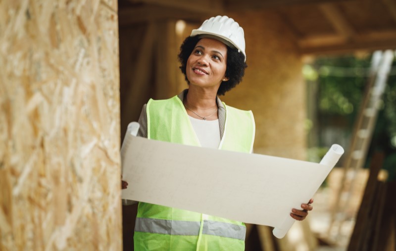 Construção com OSB | Foto de uma engenheira em uma construção | Método Construtivo | Blog Alea
