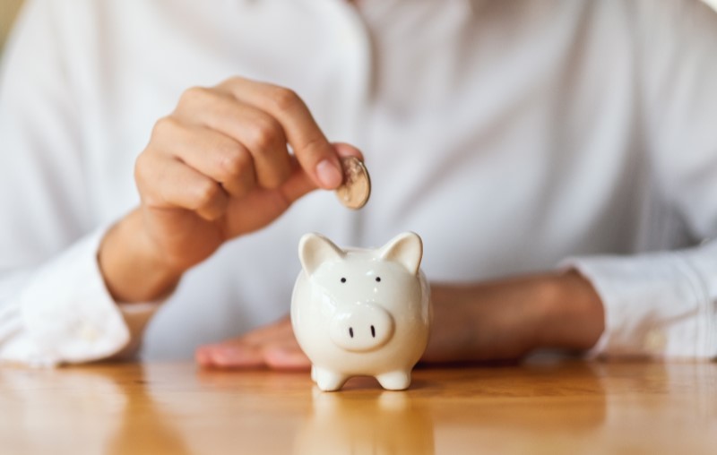 Decoração de casa | Pessoa colocando moedas em um cofrinho | Estilo de vida | Blog Alea