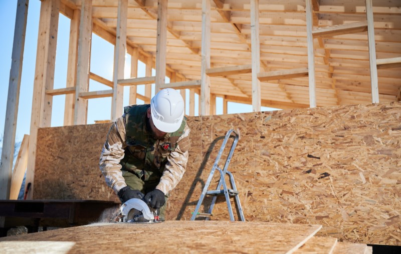 O que é OSB | Engenheiro moldando uma placa de OSB | Método Construtivo | Blog Alea