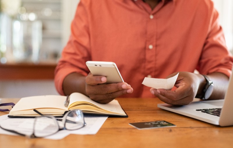 Elimine suas dívidas | Foto de uma pessoa fazendo contas no celular | Blog Alea