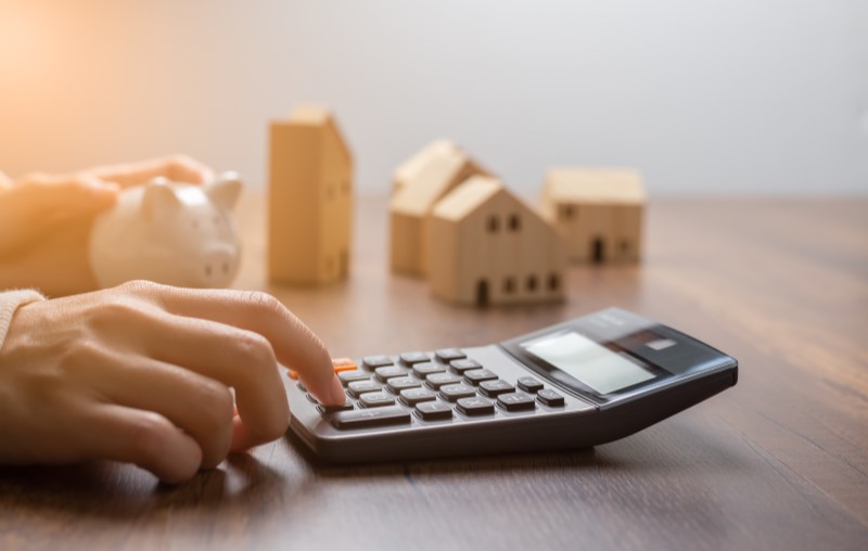 Como é calculado o IPTU | Foto de uma pessoa fazendo contas na calculadora | Como comprar uma casa | Blog Alea
