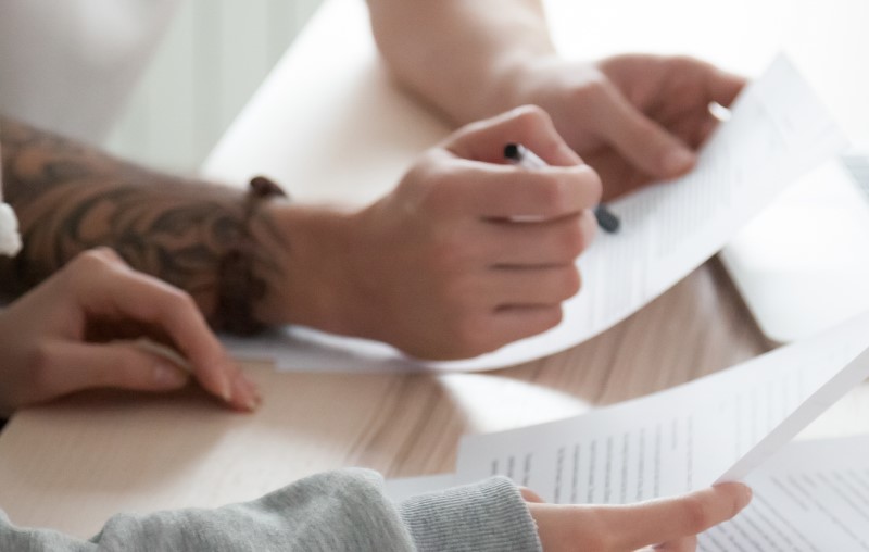 O que é a Convenção de Condomínio | Foto de Duas pessoas lendo um documento | Estilo de vida | Blog Alea