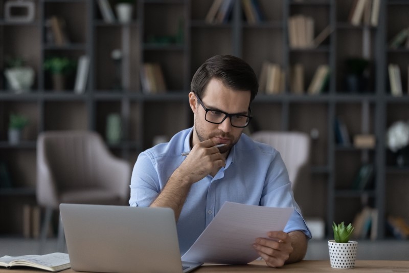 O que é um regimento interno de condomínio | Foto de um homem lendo um documento | Estilo de Vida | Blog Alea