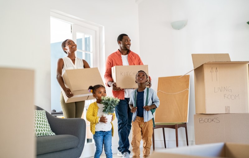 Vantagens da casa pré-fabricada | Foto de uma família conhecendo a casa nova | Método construtivo | Blog Alea