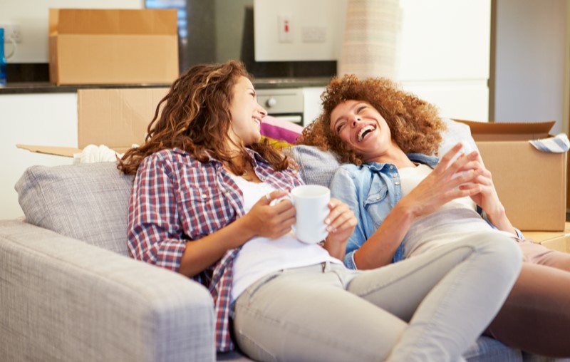 Como fazer amizade com vizinhos | Foto de duas amigas felizes | Blog Alea