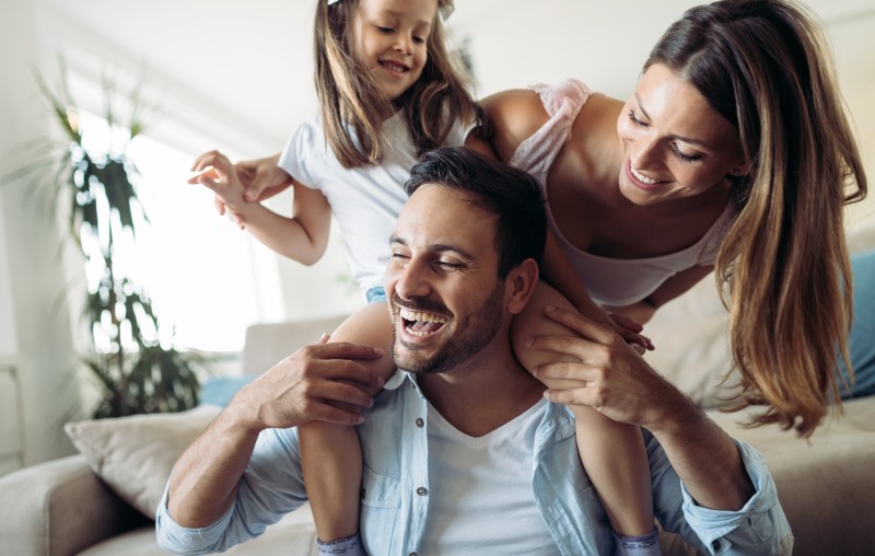 Dicas para viver bem em condomínio | Foto de uma família feliz em casa | Estilo de vida | Blog Alea