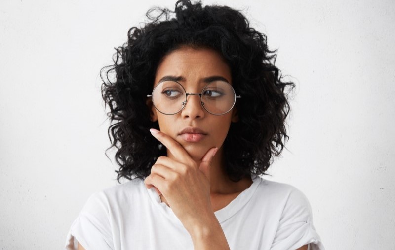 O que devo saber antes de morar em um condomínio | Foto de um mulher com dúvida | Estilo de vida | Blog Alea