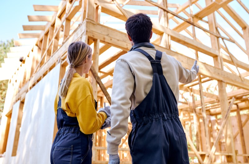 Wood frame no Brasil | Foto de dois trabalhadores em uma construção de wood frame | Método Construtivo | Blog Alea