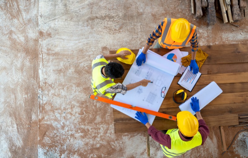 Construção em wood frame no Brasil | Imagem de engenheiros em uma obra planejando | Método Construtivo | Blog Alea
