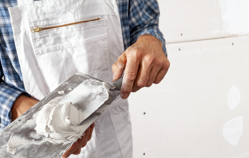 O que é drywall | Foto de um construtor manuseando gesso | Método Construtivo | Blog Alea